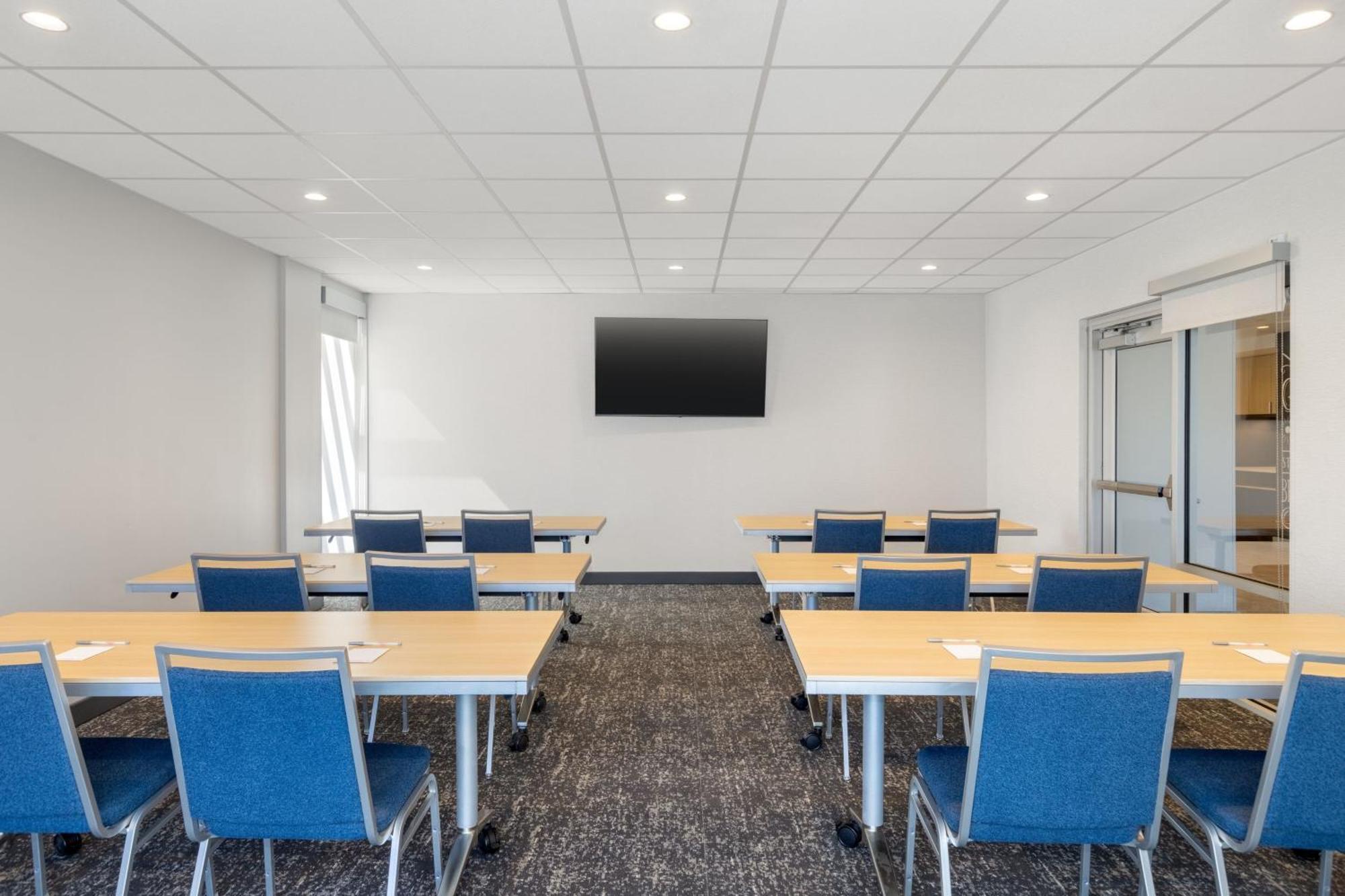 Towneplace Suites By Marriott Geneva At Spire Academy Εξωτερικό φωτογραφία